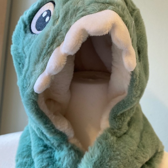 Super Soft Cozy Green Dinosaur Hat and Scarf Combo for Kids! - Picture 4 of 11